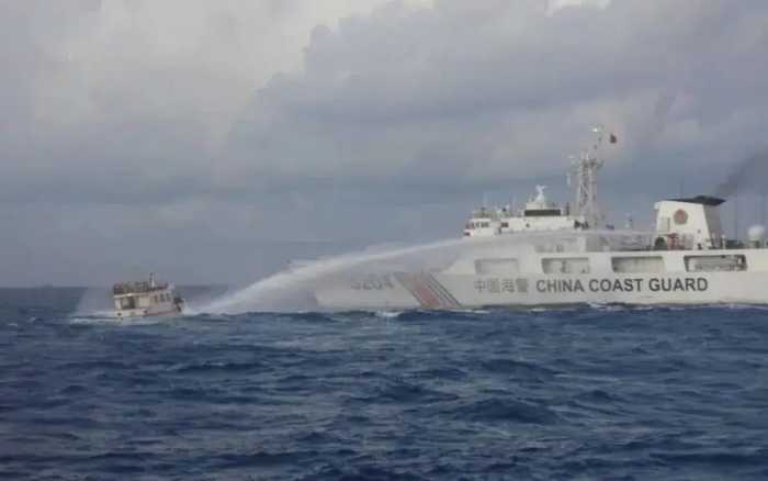 菲律宾太赛脸了！中国海警船为什么不能开火轰他娘的一炮？