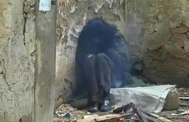 “中国第一懒人”杨锁：守着肉菜被饿死，23岁懒死家中，到底多懒