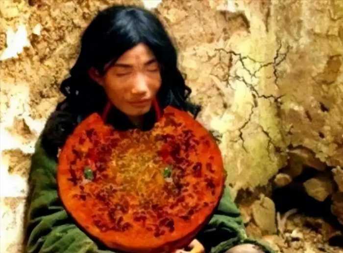 “中国第一懒人”杨锁：守着肉菜被饿死，23岁懒死家中，到底多懒