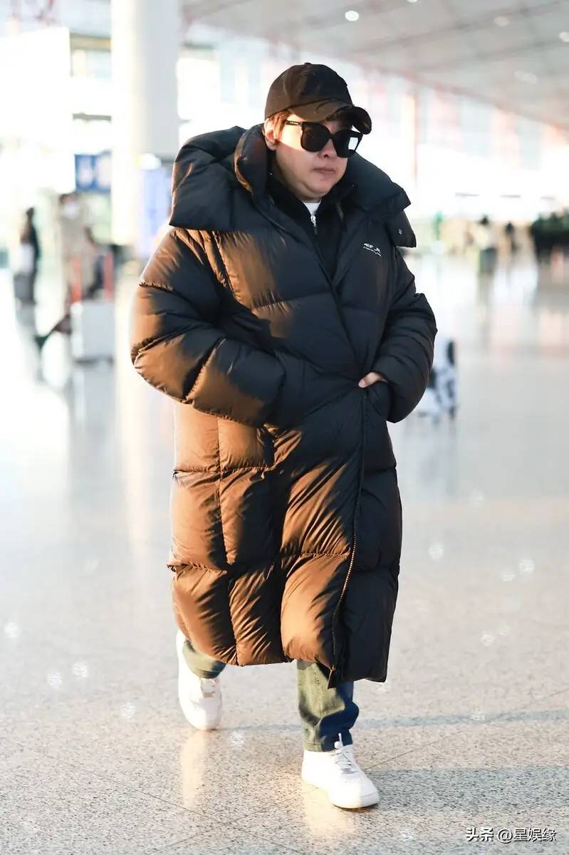 韩红北京机场出发，身穿黑色羽绒服简约低调