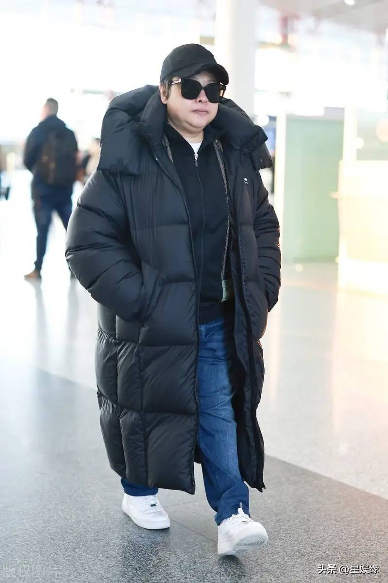 韩红北京机场出发，身穿黑色羽绒服简约低调