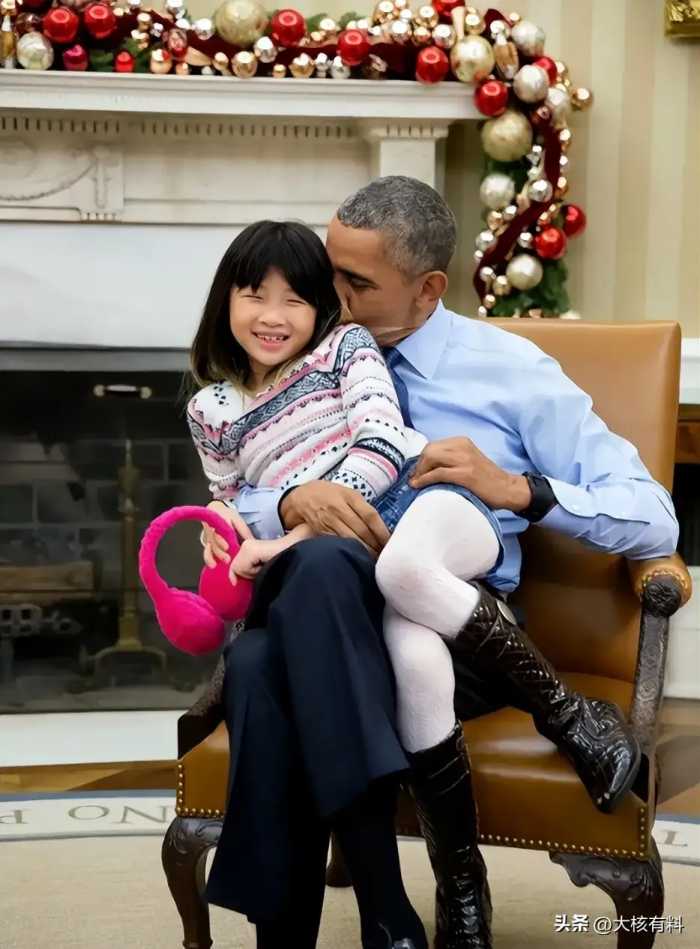2015年，奥巴马在白宫与一个华裔女孩嬉闹，小女孩的身份不简单