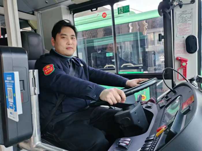 老人骑车不慎摔倒，郑州公交驾驶员暖心提供帮助