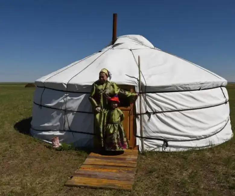 蒙古人睡在蒙古包里，那他们怎么洗澡上厕所？当地姑娘说出了真相