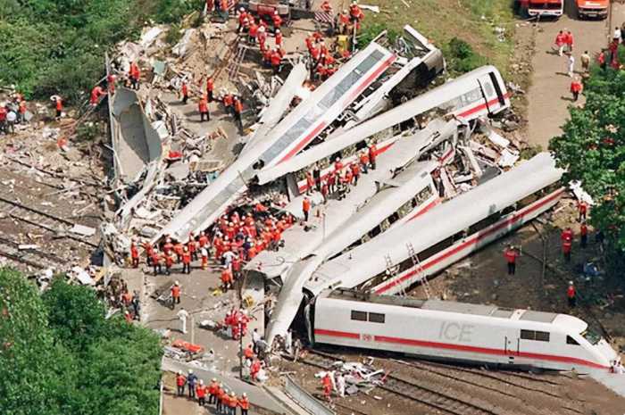 98年德国高铁铁轨穿透地板，出轨后撞向大桥，整个过程只3分钟
