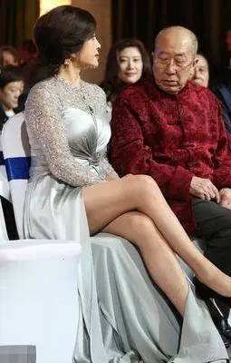 刘晓庆曾经穿衣有多大胆，蓝色裙底春光乍现，如今穿着不再年轻