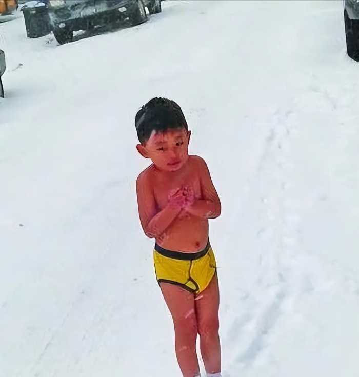 11年前被父亲逼迫，赤身在大雪中奔跑的4岁男孩，现在有何成就？
