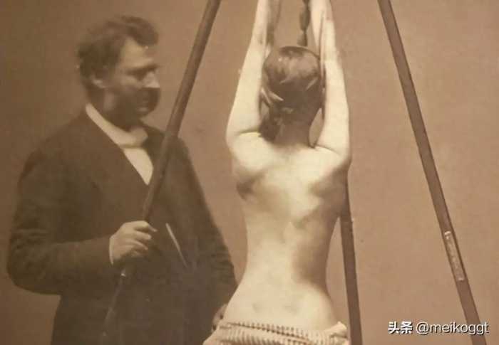 男子为追求“性满足”女人赤身被挂在杆子上，旁边男人冷漠地欣赏