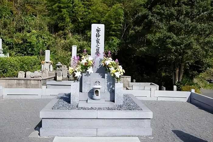安倍晋三是日本人，但为啥他遇刺身亡后，墓碑上却刻的是汉字呢？
