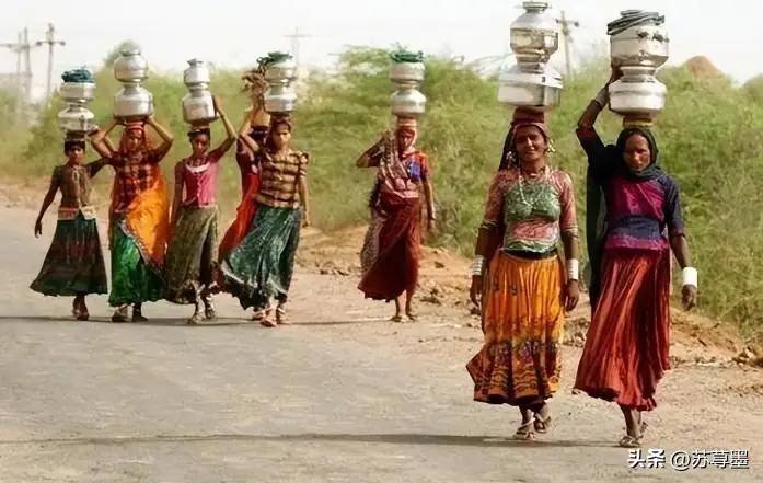印度最贫贱的“水妻”！丈夫把妻子当“水龙头”，为取水不择手段