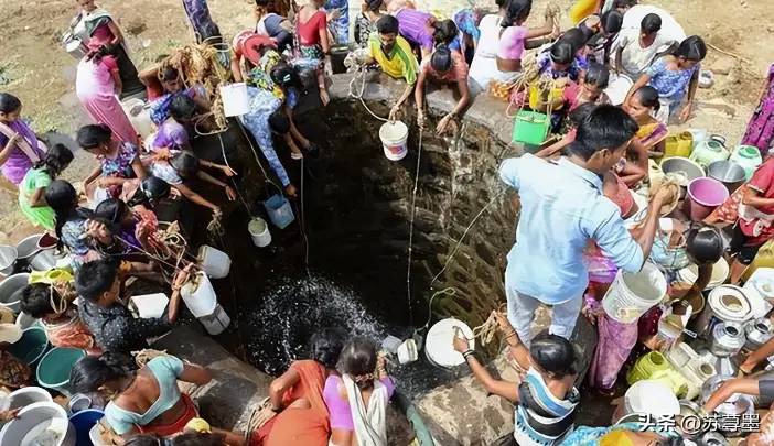印度最贫贱的“水妻”！丈夫把妻子当“水龙头”，为取水不择手段