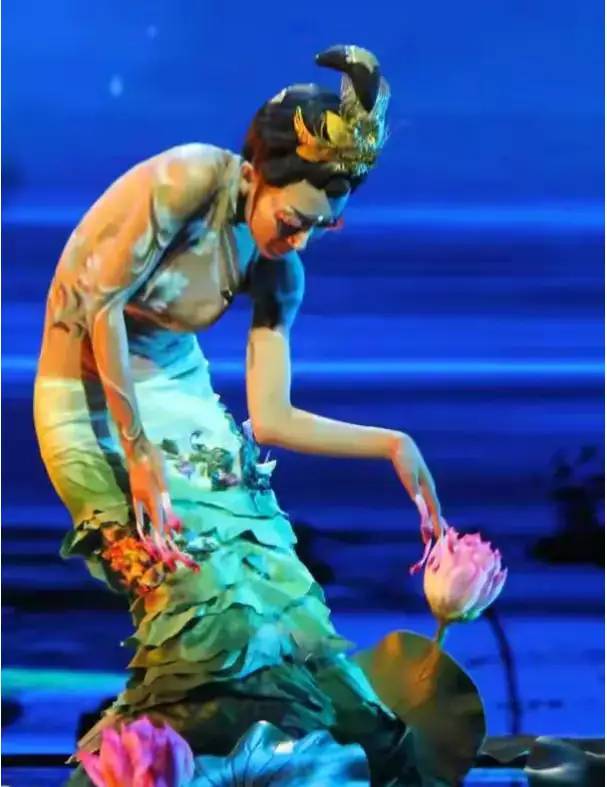 赤裸上阵？杨丽萍表演服装都是彩绘的，镜头放大时有点“抢眼”