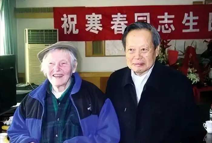 她是杨振宁师姐，核武专家，造出原子弹后，却跑到中国放了60年牛